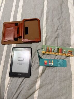 E-Reader in Black with Brown Folio Cover and Bookmarks Bundle